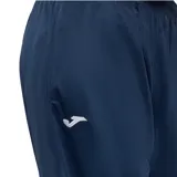 Conjunto deportivo Joma modelo Academy, compuesto por una campera roja con detalles en azul marino y un pantalón de jogging azul marino. La campera cuenta con cierre frontal y cuello alto, mientras que el pantalón presenta un corte recto y puños elásticos en los tobillos.