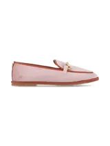 Mocasín de terciopelo color rosado con detalles en marrón, herraje metálico dorado en el empeine y suela plana.