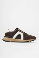 Zapatillas deportivas marrones con detalles en blanco y suela color caramelo.