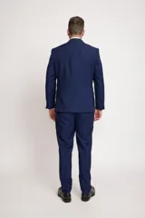 Ambo corporativo de corte comfort fit, compuesto por saco de dos botones y pantalón de vestir a juego. Confeccionado en tejido twill de poliéster y viscosa, ofreciendo frescura y comodidad.