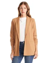 Blazer de crepe Dictionary, con cuello solapa, abertura frontal y mangas tres cuartos con detalle fruncido. Cuenta con bolsillos delanteros y forro interno.