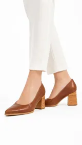 Zapatos de tacón de cuero color suela, con punta fina y taco ancho efecto madera.