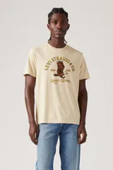Remera color crema de corte clásico, con cuello redondo y manga corta. Estampado frontal con el logo de Levi's y un águila.