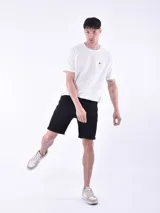 Remera gris con textura de líneas horizontales y corte regular.