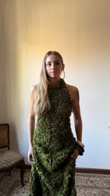 Vestido largo verde militar con cuello halter, espalda descubierta y textura tridimensional con diseño floral irregular.