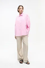 Pantalón de gabardina color beige, de corte recto, tiro medio-bajo, fit oversize y cintura elastizada con logo de la marca.