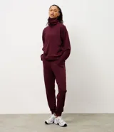 Campera deportiva de modal color bordó, con cierre frontal, cuello alto y puños acanalados. Presenta un diseño entallado con recortes que brindan un ajuste cómodo y moderno.