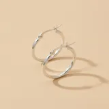 Aros tipo argolla clásica fabricados en plata 925, con diseño minimalista y cierre de perno a presión.