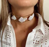 Gargantilla dorada con tres perlas de río irregulares.