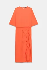 Vestido midi color naranja de la colección ZW de Zara, con cuello redondo, manga corta y detalle de tejido drapeado con volados en el delantero. Cuenta con cierre en la espalda con abertura y botón.