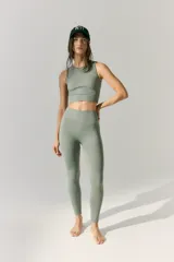 Legging deportiva de tiro alto confeccionada en tejido seamless (sin costuras) con textura acanalada. Presenta un diseño ajustado al cuerpo y logo R11 en la parte trasera de la cintura.