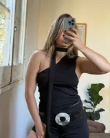 Top negro de lycra con escote asimétrico, un hombro descubierto y corbatín extraíble.