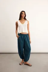 Musculosa de punto color blanco crudo, con escote en V y terminaciones con bordado artesanal amarillo.