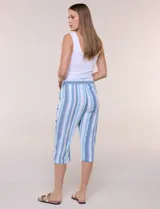Pantalón capri de algodón a rayas verticales en tonos azul, celeste y blanco, con cintura elastizada, cordón de ajuste frontal y bolsillos aplicados.