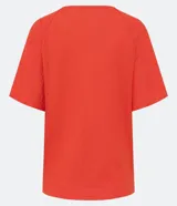 Blusa de manga corta color naranja, confeccionada en tejido Orly, con escote en V con detalle de costuras trabajadas.