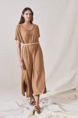 Vestido maxi color camel de viscosa y elastano, con cuello redondo, mangas cortas y cinturón fino.