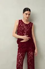 Pantalón ancho de encaje floral color bordó, con transparencias.