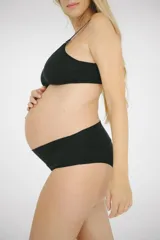Culotte de algodón negro con faja de tiro alto diseñada para adaptarse al cuerpo durante el embarazo y postparto, brindando sujeción suave y comodidad.