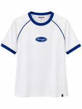 Remera blanca de manga corta estilo ringer con detalles en azul en cuello, puños y costuras raglán. Cuenta con un estampado ovalado con la inscripción "Grego" en el centro del pecho.