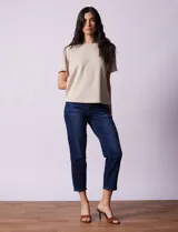 Remera color beige de modal suave, marca Cable & Gauge, con cuello redondo y mangas cortas.