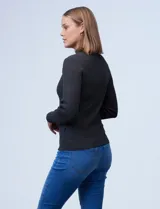 Buzo negro de tejido acanalado con cuello alto.