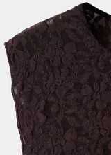 Vestido largo de encaje en color bordó, con cuello redondo, sin mangas y diseño entallado con fruncido lateral. Presenta un bajo asimétrico y cuenta con forro interior.