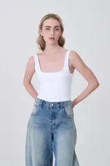 Body sin mangas de poliamida, con cuello cuadrado y ajuste al cuerpo.