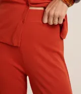 Pantalón pantalona femenino Marfinno de corte amplio y fluido, confeccionado en tejido acanalado con textura vertical y cintura elástica.