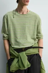 Camiseta de manga larga con ajuste relaxed fit y cuello redondo amplio, confeccionada en tejido de mezcla de algodón y lino con patrón de rayas horizontales en color verde y blanco.