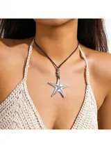 Collar con cordón marrón ajustable, cuentas plateadas y dije de estrella de mar plateada.