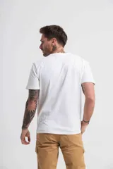 Remera de cuello redondo y manga corta, con corte clásico y diseño liso.