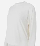 Conjunto de pijama femenino de dos piezas confeccionado en tejido de punto con textura de corazones. Incluye una blusa de cuello redondo y manga larga con puños ajustados, y un pantalón con cintura elástica y detalle de botones frontales.