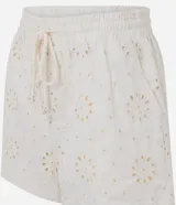 Short femenino de tiro alto color crudo, confeccionado en sarga con textura floral calada de broderie. Cuenta con cintura elástica y cordón ajustable para anudar.