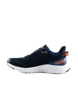 Championes de running Umbro modelo Dax Pro, color azul marino con detalles en naranja brillante, suela blanca y capellada de malla transpirable.