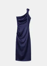 Vestido midi asimétrico de un solo hombro, color azul marino, confeccionado en satén con fruncido lateral, tajo discreto en el lateral de la falda y diseño entallado.