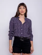 Camisa estampada azul con lunares blancos y rosados, de corte holgado y manga larga con puños abotonados.