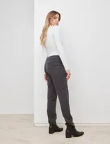 Pantalón de vestir verde oscuro, marca Zac & Rachel, con pretina con faja interna modeladora y bolsillos rectos delanteros y traseros simulados.