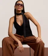 Pantalón wide leg de sastrería color marrón, con cintura elástica, lazo ajustable y pliegues delanteros.
