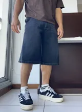 Bermuda de jean azul oscuro, corte ancho a la rodilla.