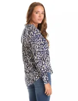 Camisa de manga larga con cuello camisero y cierre frontal de botones. Presenta un estampado abstracto en tonos azul marino y beige.