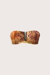 Top bandeau con estampado de piel de serpiente en tonos marrones y dorados, con detalle bordado en el centro del escote.