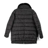 Campera puffer negra de corte largo, con diseño de canelones horizontales. Presenta cuello alto con detalle de pelo sintético extraíble, cierre frontal con botones a presión, puños y bolsillos laterales. Incluye aberturas laterales con botones para mayor comodidad.