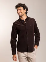 Camisa marrón de pana con corte regular fit, manga larga y bolsillo en el pecho.