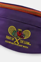 Riñonera violeta con detalles en naranja, perteneciente a la colección especial Fruit of the Loom x Zara. Cuenta con un compartimento principal y un bolsillo frontal con cierre de cremallera metálica, además de un bordado distintivo en la parte inferior. Incorpora un cinturón ajustable con cierre de clip de plástico negro.