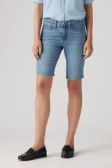 Bermuda de jean celeste con corte a la rodilla.