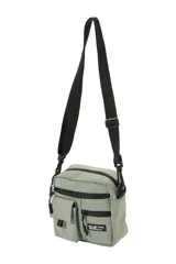 Morral de diseño compacto en color negro, con correa ajustable y extraíble. Cuenta con múltiples compartimentos frontales con cierre y un bolsillo pequeño con solapa, además de una etiqueta decorativa con texto.