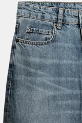 Jeans de tiro bajo y diseño wide leg de la colección ZW Collection de Zara, con efecto lavado, cinco bolsillos, trabillas en la cintura y cierre frontal con cremallera y botón metálico.