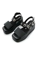 Sandalia negra de cuero con plataforma y ajuste con hebilla.