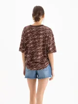 Remera marrón de manga corta y cuello redondo, con estampado all-over de labios.