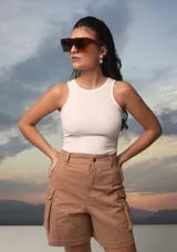 Musculosa blanca de punto texturizado con cuello redondo y sisas amplias.